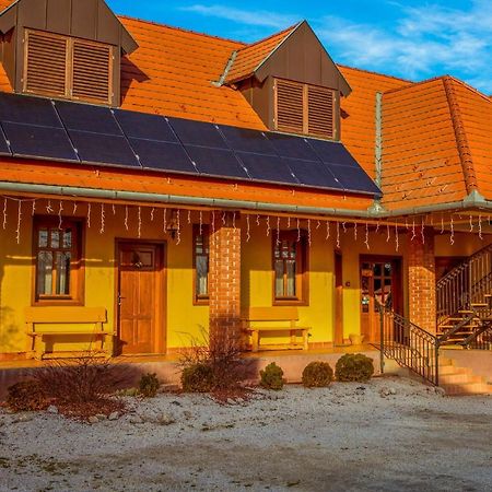 Nosztalgia Vendégház Zalaegerszeg Esterno foto