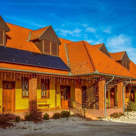 Nosztalgia Vendégház Zalaegerszeg Esterno foto