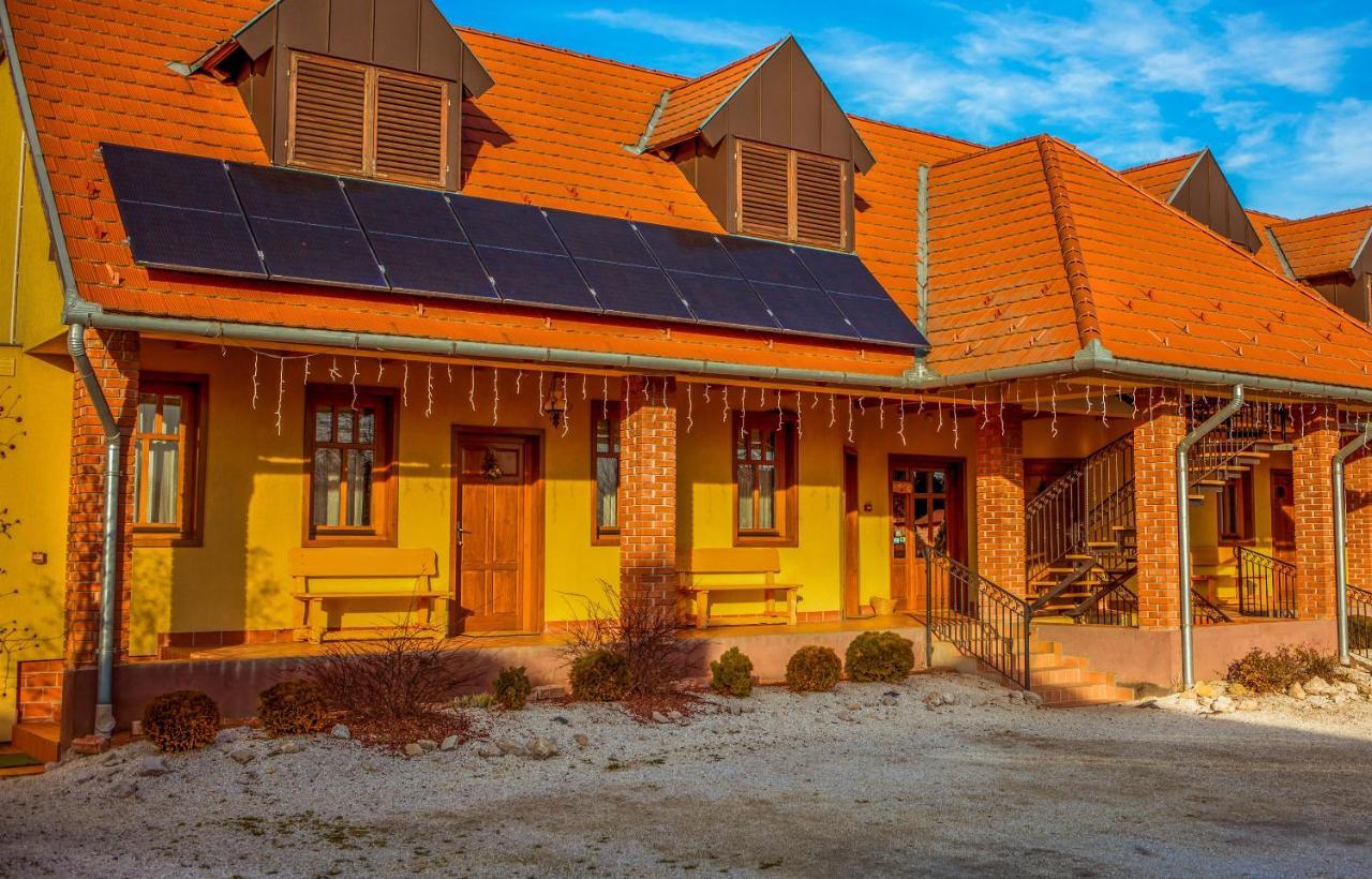 Nosztalgia Vendégház Zalaegerszeg Esterno foto